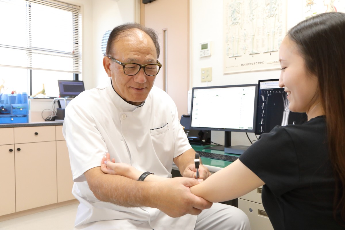 肘の痛みの受診の目安