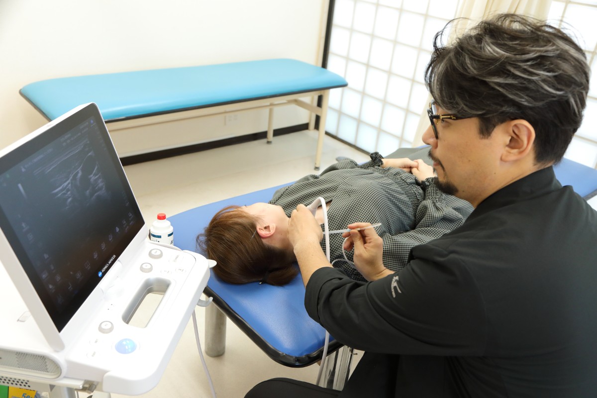 五十肩で肩が動かない方へ、痛みなく可動域を取り戻す治療法